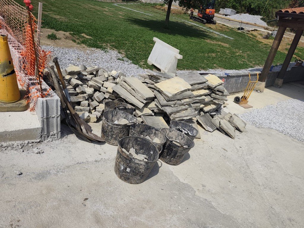 Retirada de escombros y material en el exterior
