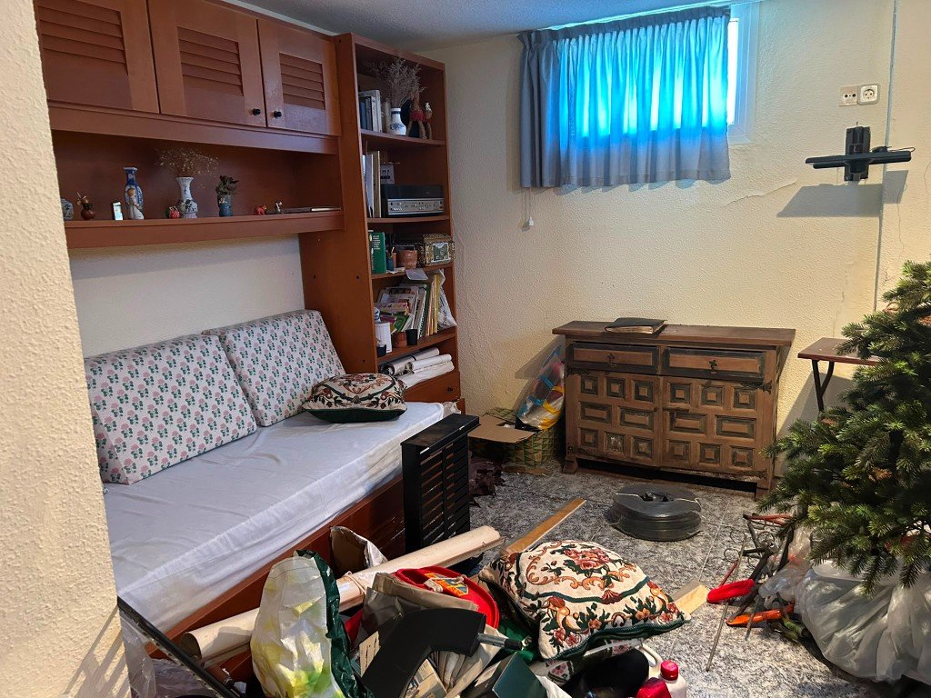 Contenedor de escombros y camión en una obra