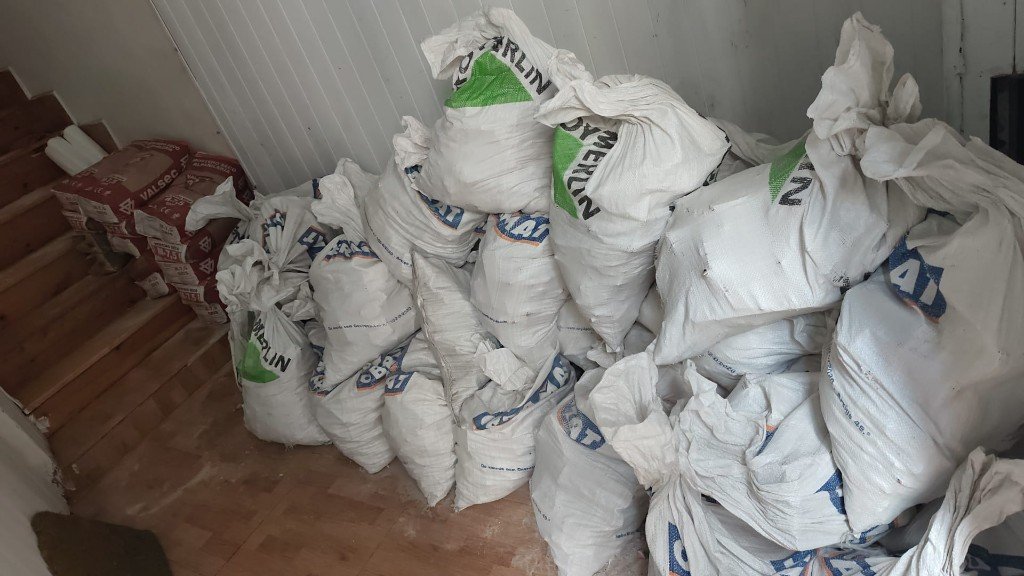 Sacas de escombros y material retirado de una vivienda