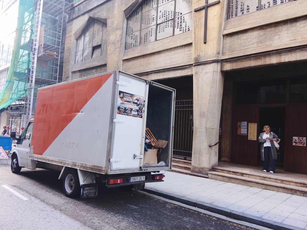 Camión de mudanzas con la imagen corporativa de la empresa en la calle